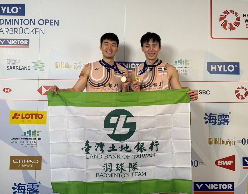 本行羽球隊隊員王齊麟（左）、邱相榤（右）勇奪2025德國超級500公開賽男子雙打金牌。