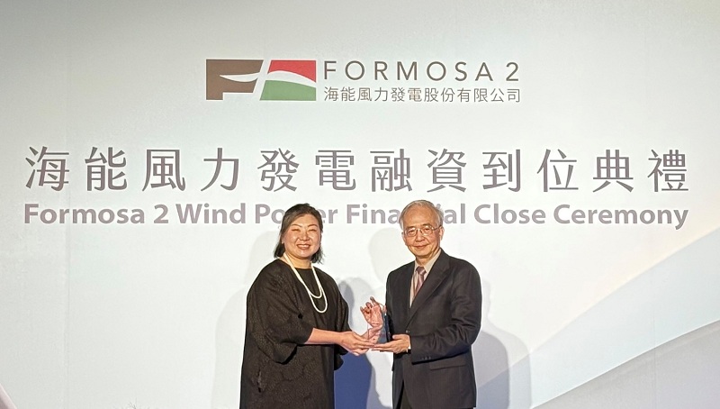 照片說明：本行共同主辦海能風電聯貸案，今（4/24）日舉辦融資到位感恩典禮，本行板橋分行經理徐明洸 (右)與海能風電執行長陳美如 (左)合影