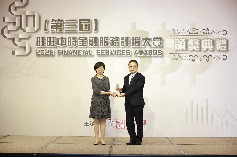 本行副總經理鄒清長（右）獲金管會副主委莊琇媛（左）頒發第三屆「旺旺中時金融服務評鑑大賞」永續類別「企業社會責任獎」。