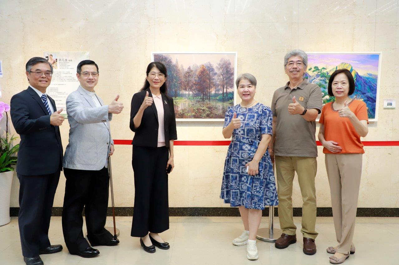 藝術家邱凡庭（右三）偕同畫家黃飛（右二）、博士吳世全（左二）與本行副總經理程佩瑜（左三）、董事會主任秘書鄭瑟琴（右一）、秘書處長程權勝（左一）合影。