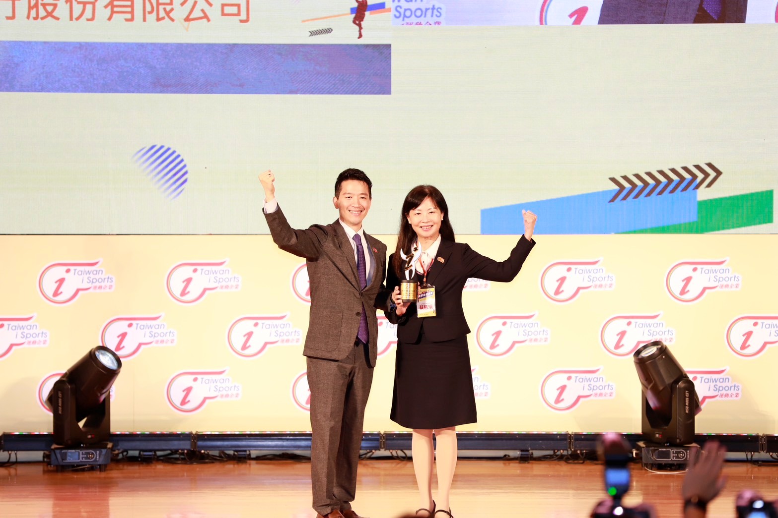 本行獲頒114年運動企業認證,由總統府副秘書長何志偉(左)授證,本行副總經理蔡慈瑛(右)代表領獎。