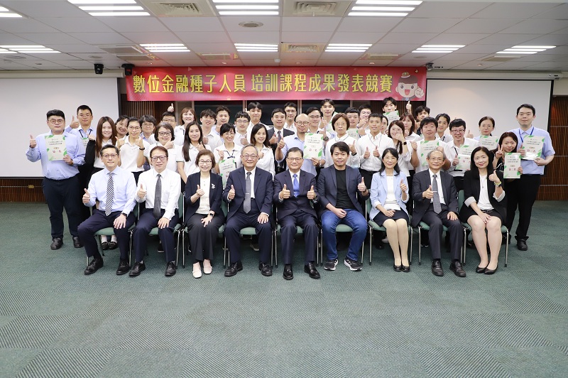 本行董事長何英明(前排左5)、總經理張志堅(前排左4)、評審團隊及數位金融培訓暨AI應用競賽隊伍合影。