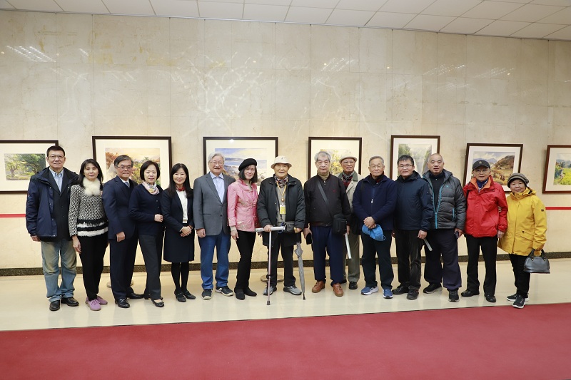 客家籍畫家劉雲（左七）及友人一同與本行副總經理蔡慈瑛（左五）、本行董事會主任秘書鄭瑟琴（左四）、本行秘書處處長程權勝（左三）合影。