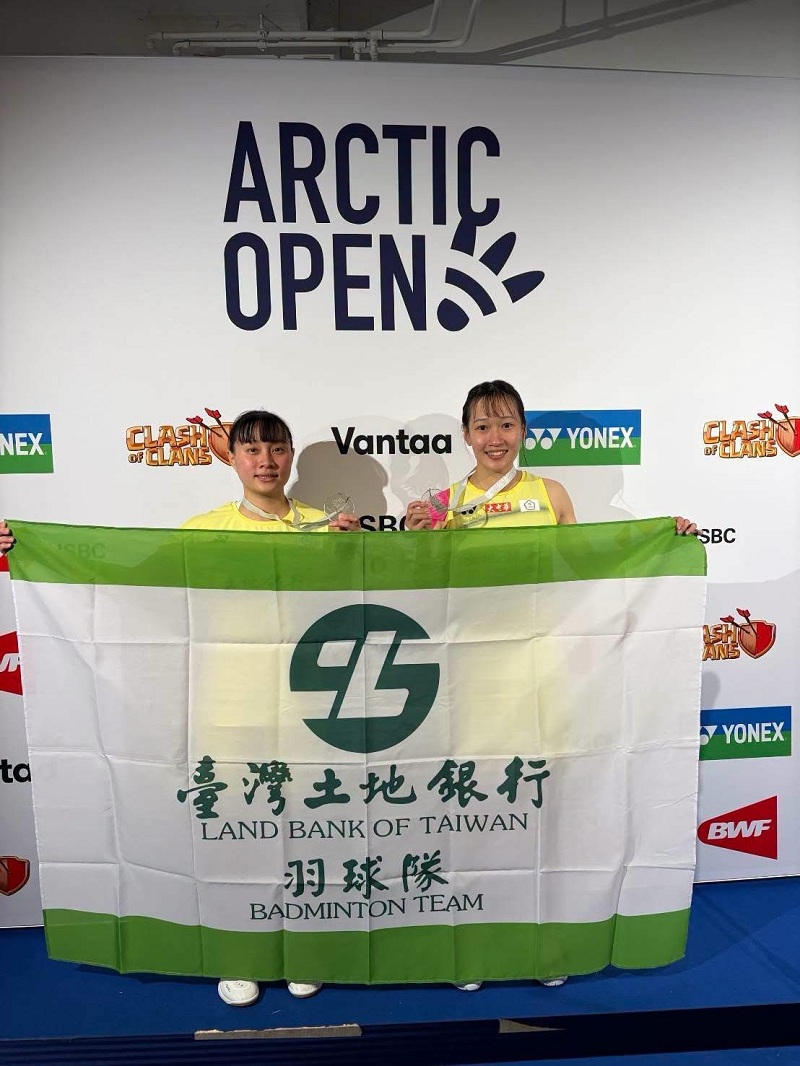 本行羽球隊隊員林芝昀(左)許尹鏸勇奪2026芬蘭北極超級500公開賽女子雙打銀牌