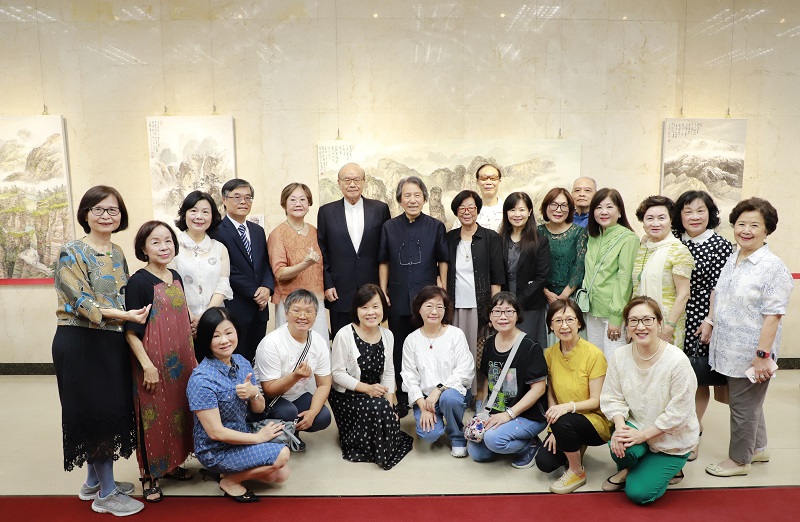 臺北市墨研畫會成員、指導老師王南雄（後排左七）偕同友人與本行副總經理蔡慈瑛（後排右七）及本行秘書處長程權勝（後排左四）合影。