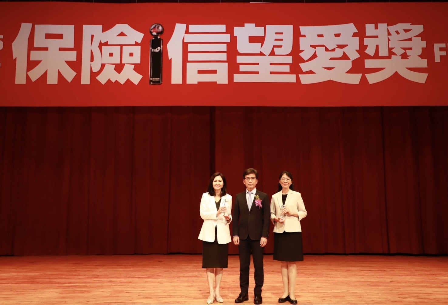 本行副總經理程佩瑜（右）榮獲金管會主任委員彭金隆（中）頒發「2025保險信望愛獎」輔助人組「最佳保險專業獎」優選獎肯定。