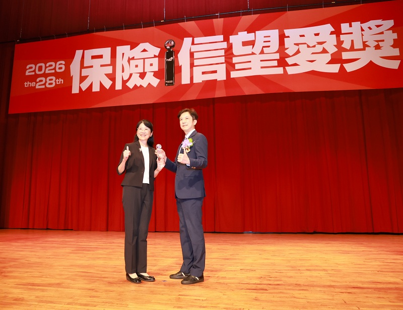本行副總經理程佩瑜（左）榮獲金管會副主任委員陳彥良(右)頒發「2026保險信望愛獎」輔助人組「最佳保險專業獎」肯定。