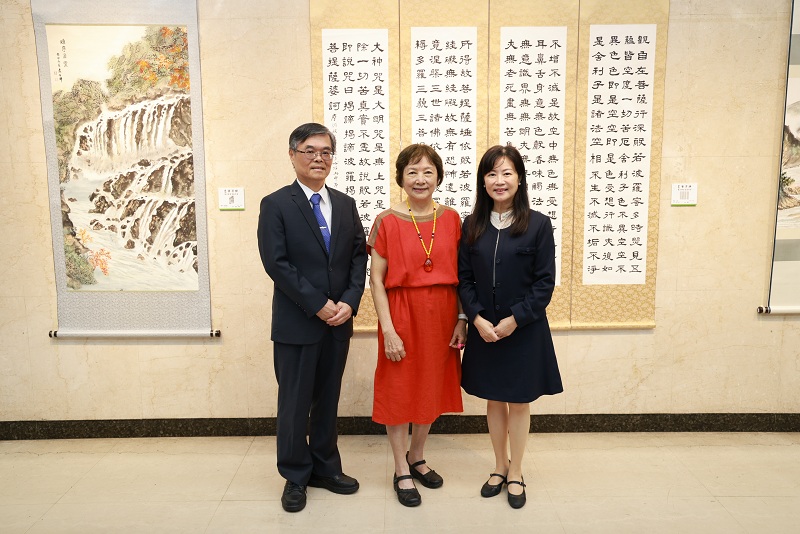 本行舉辦「墨筆昇驊－蕭佳驊書畫藝術展」，由書畫藝術家蕭佳驊（中）、本行副總經理蔡慈瑛（右）及本行秘書處處長程權勝（左）共同合影。