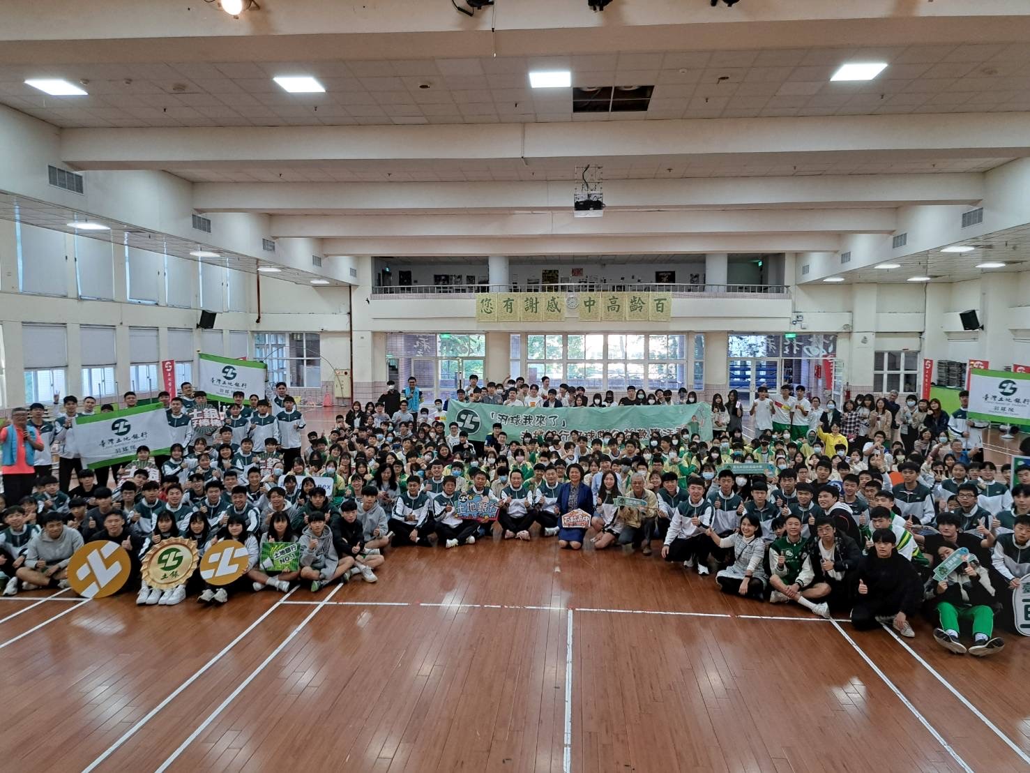 本行113年度羽球我來了公益教學活動-百齡高中場大合影。
