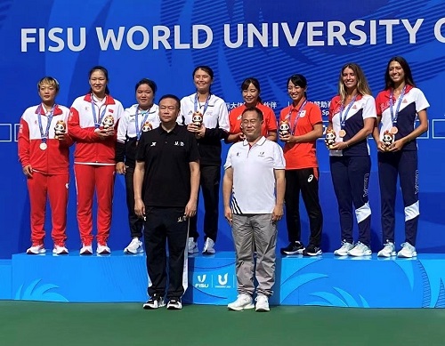 本行網球隊員梁恩碩（後排左三），勇奪「2021年成都世界大學運動會」女子雙打金牌。