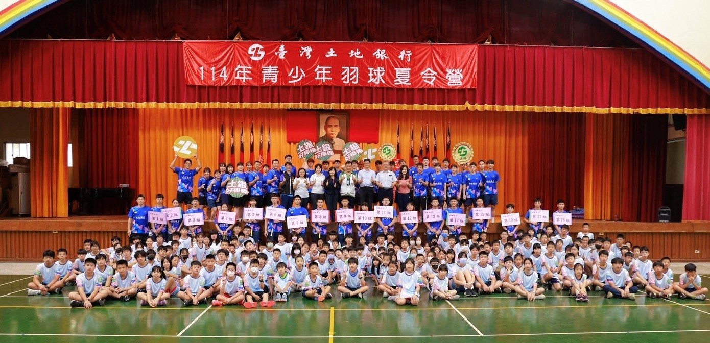 本行114年度「青少年羽球夏令營」開訓典禮大合影。