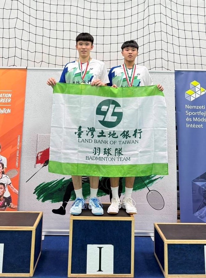 本行羽球隊隊員陳宏銘（左）、蔡程瀚（右）勇奪2025匈牙利國際系列賽男子雙打金牌。