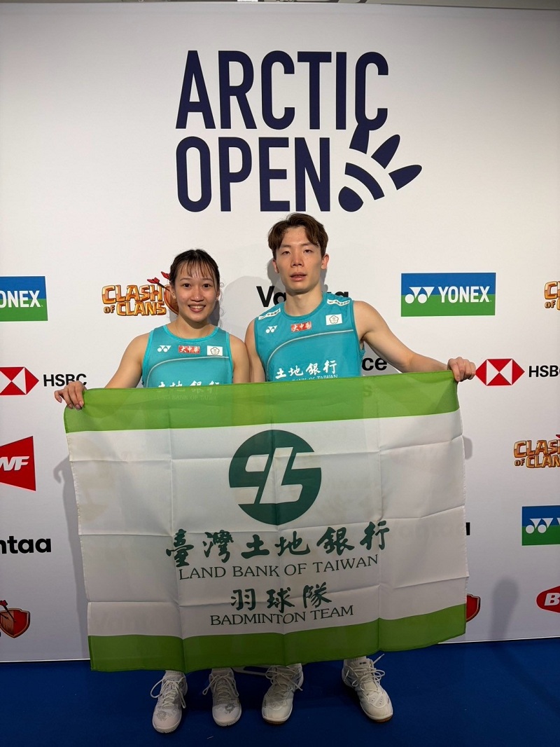 本行羽球隊隊員許尹鏸(左)劉廣珩勇奪2026芬蘭北極超級500公開賽男女混合雙打銅牌