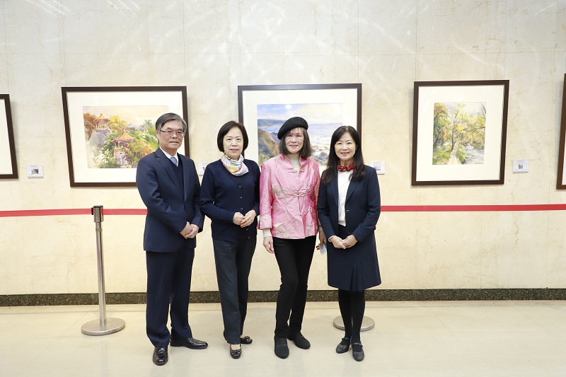 客家籍畫家劉雲（右二）與本行副總經理蔡慈瑛（右一）、本行董事會主任秘書鄭瑟琴（左二）、本行秘書處處長程權勝（左一）合影。