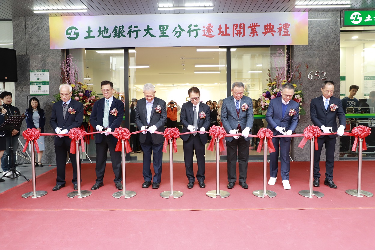本行大里分行遷址開業典禮，左起依序為盛復工業股份有限公司董事長廖述源、景棠建設有限公司董事長黃顯洲、德昌營造股份有限公司董事長黃政勇、本行副總經理鄒清長、登陽建設股份有限公司董事長林清賢、力山工業股份有限公司董事長王冠祥與本行大里分行經理劉永隆共同剪綵。