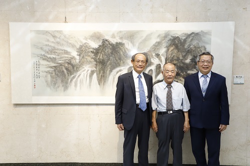 本行邱副總經理（右）、藝術家吳瑞昌(中)、本行劉主任秘書(左) 於開展典禮合影。