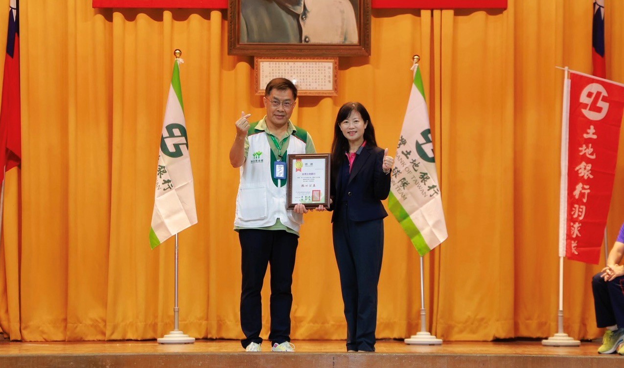 南台南家扶中心主任李保良(左)致贈感謝狀予本行副總經理蔡慈瑛。
