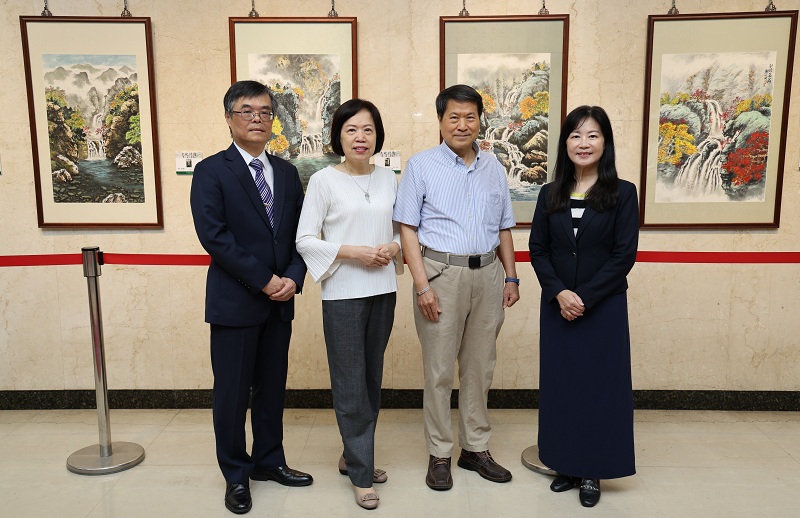 本行舉辦「大地詩情－廖仁彬水墨展」，由水墨藝術家廖仁彬（右二）與本行副總經理蔡慈瑛（右一）、本行主任秘書鄭瑟琴（左二）、本行秘書處處長程權勝（左一）共同合影。