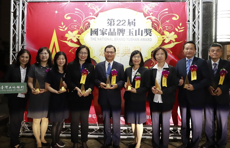 本行於第22屆國家品牌玉山獎一舉囊括8項大獎，獲獎團隊開心於場外合影留念。