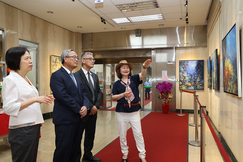 知名藝術家范巧貞（右一）為本行總經理張志堅（左二）、主任秘書鄭瑟琴（左一）、授信審查部經理潘忞作（右二）導覽其畫作。