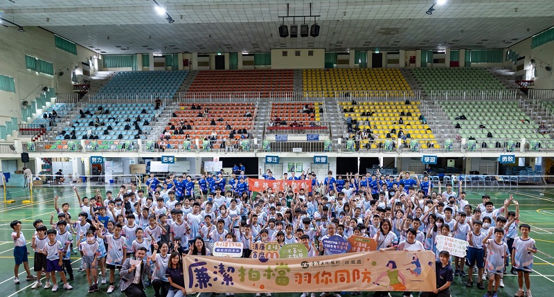 本行政風處副處長鄧君祥(前排中)率領政風處同仁及羽球教練團辦理社會參與廉政宣導活動和現場學員合影。