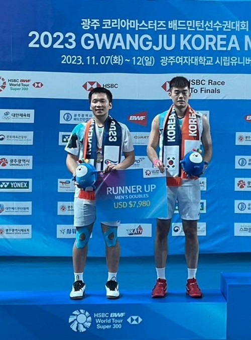 本行羽球隊王齊麟(右)勇奪2023年韓國大師賽超級300男雙銀牌。