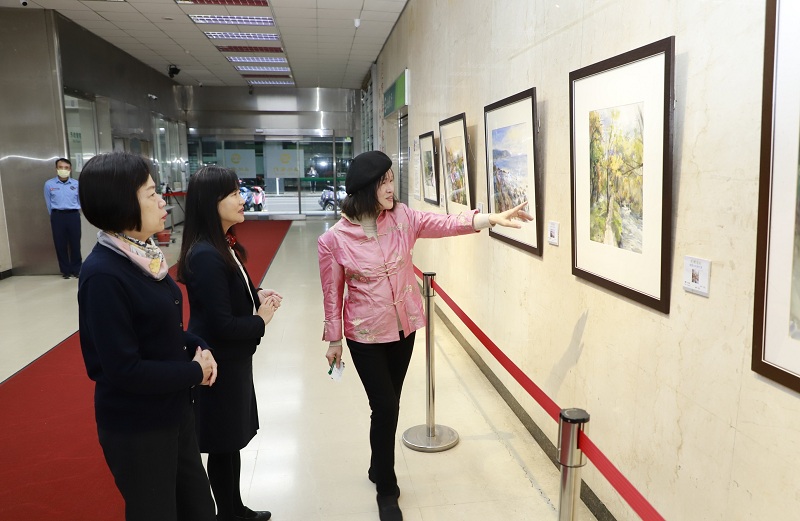 客家籍畫家劉雲（右）為本行副總經理蔡慈瑛（中）、本行董事會主任秘書鄭瑟琴（左）導覽畫作。