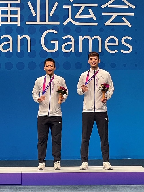 本行羽球隊「麟洋配」李洋、王齊麟勇奪「2022杭州亞運」羽球男雙賽事銅牌。
