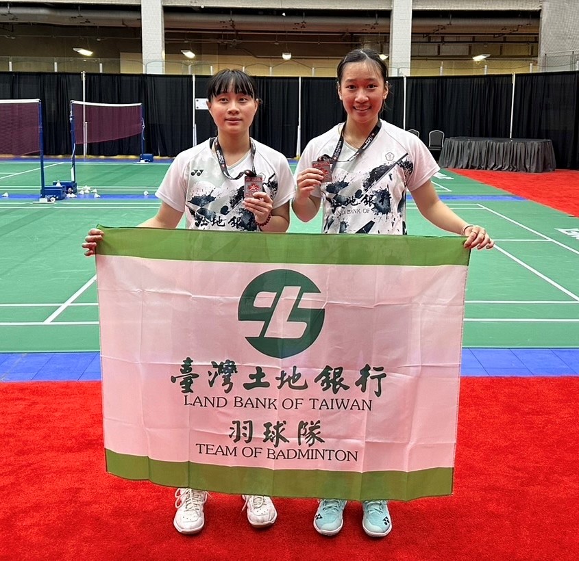 本行林芝昀（左）、許尹鏸（右）勇奪2024年加拿大超級500公開賽女子雙打銀牌。