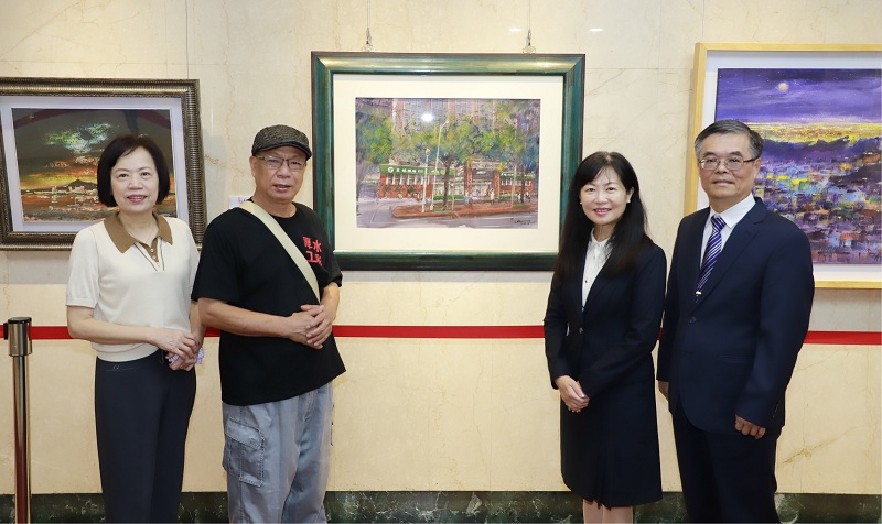 藝術家黃運祥（左二）以本行松山分行為題材創作並與本行副總經理蔡慈瑛（右二）、本行董事會主任秘書鄭瑟琴（左一）、本行秘書處長程權勝（右一）合影。