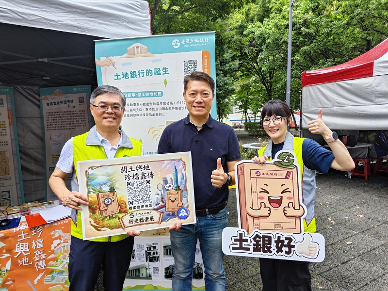 本行80周年檔案展登場，本行秘書處處長程權勝（左一）與臺北市中正區公所區長方越琦（中）於「歷史復活節－萬國博覽會」活動共同合影。