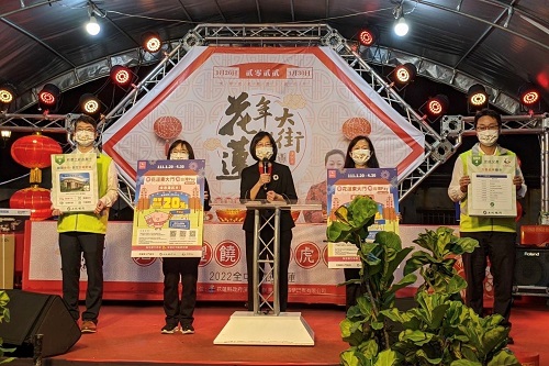 本行游副總經理(中)與電子金融部同仁參加「2022花蓮年貨大街」開幕活動，上台推廣「東大門使用台灣PAY享優惠」活動。