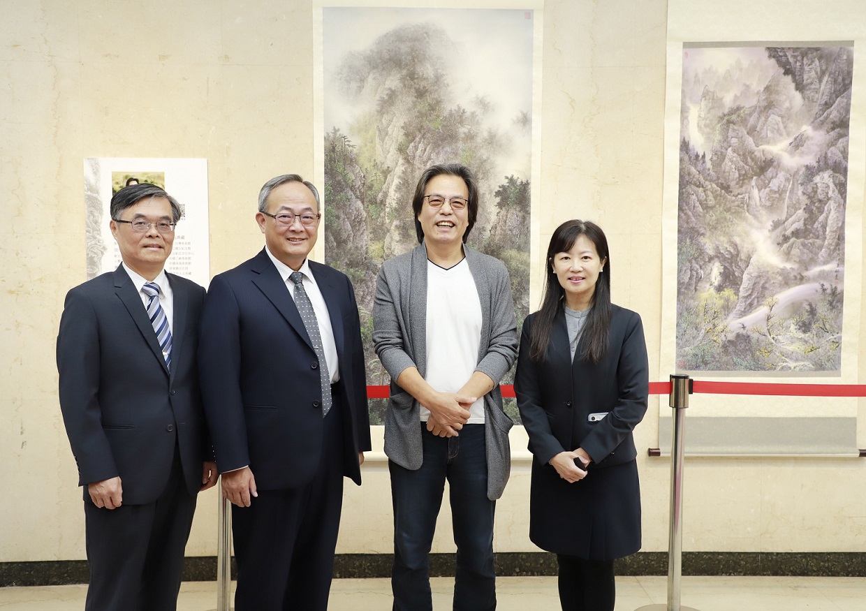 臺灣藝術家林昆山老師（右二）與本行總經理張志堅（左二）、本行副總經理蔡慈瑛（右一）及本行秘書處長程權勝（左一）合影。