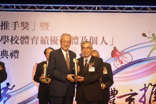 本行獲102年「體育推手獎」獎座由蘇總經理樂明代表受獎