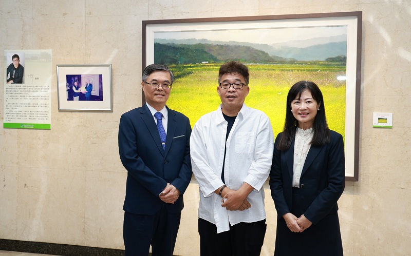 本行舉辦「2026林榮．臺灣的故事油畫創作展」，由知名油畫家林榮（中）、本行副總經理蔡慈瑛（右）及本行秘書處處長程權勝（左）共同合影。