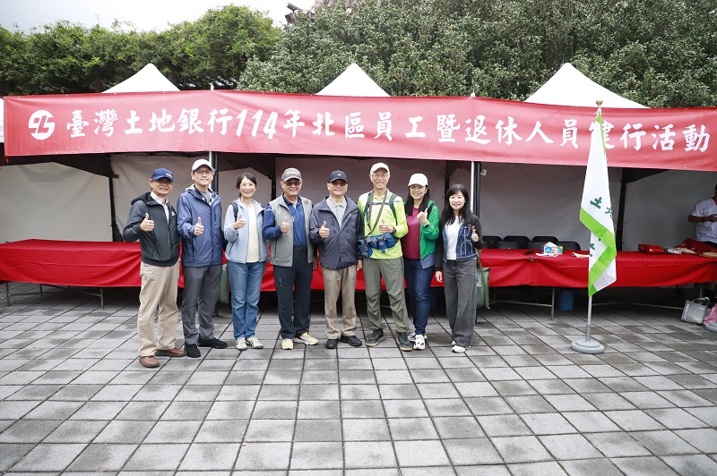 本行董事長何英明（右四）、總經理張志堅（左四）、高階主管及活動領隊合影。